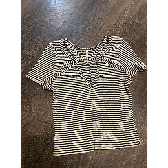 Women's FREE PEOPLE Black & White Striped Cropped Top Size Small - Picture 1 of 3